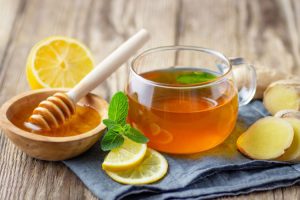 Không biết nên uống nước lọc hay chanh mật ong khi ngủ dậy?